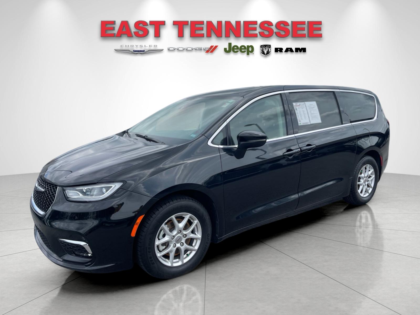 Used 2023 Black Chrysler Touring L image 7