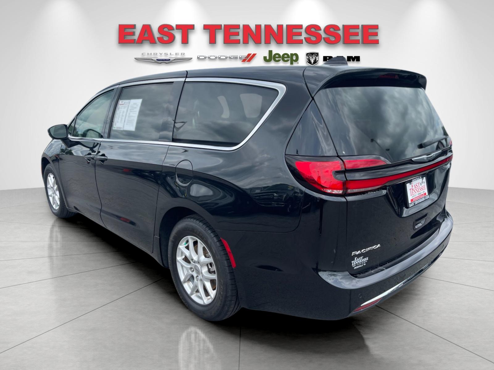Used 2023 Black Chrysler Touring L image 5