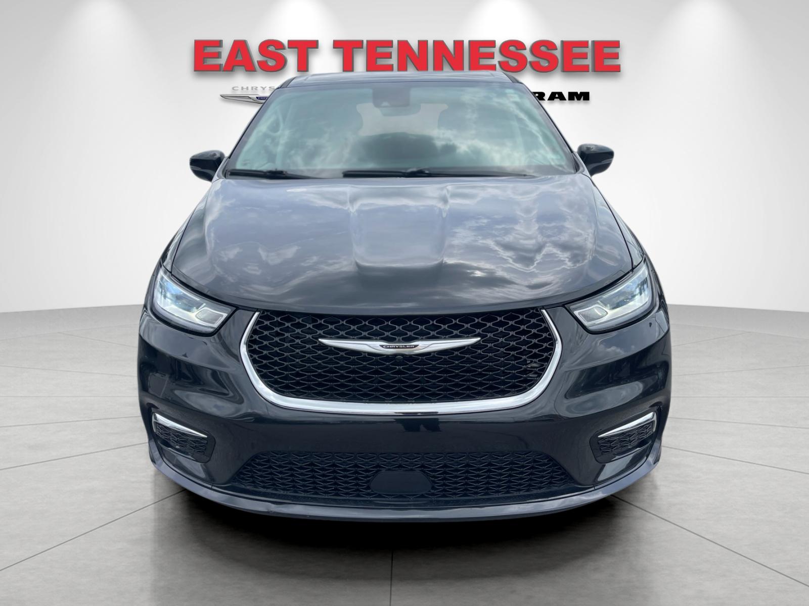 Used 2023 Black Chrysler Touring L image 9