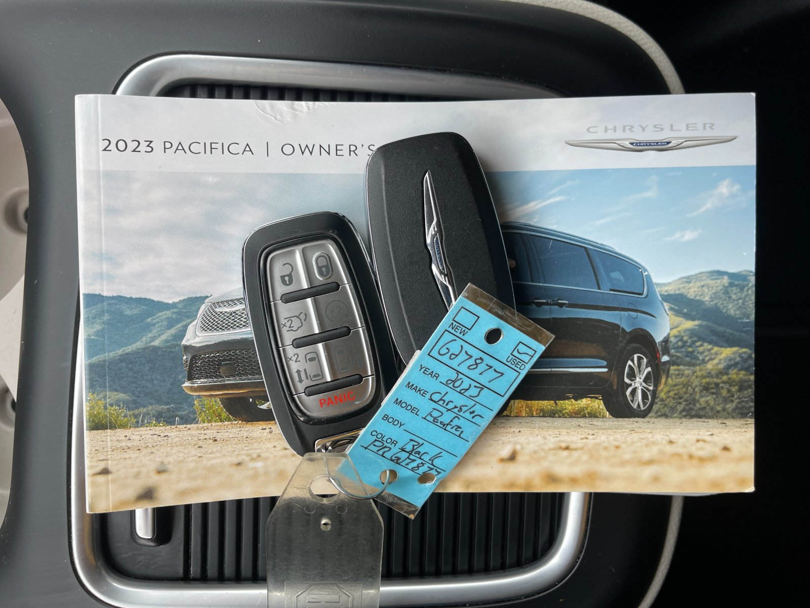 Used 2023 Black Chrysler Touring L image 10