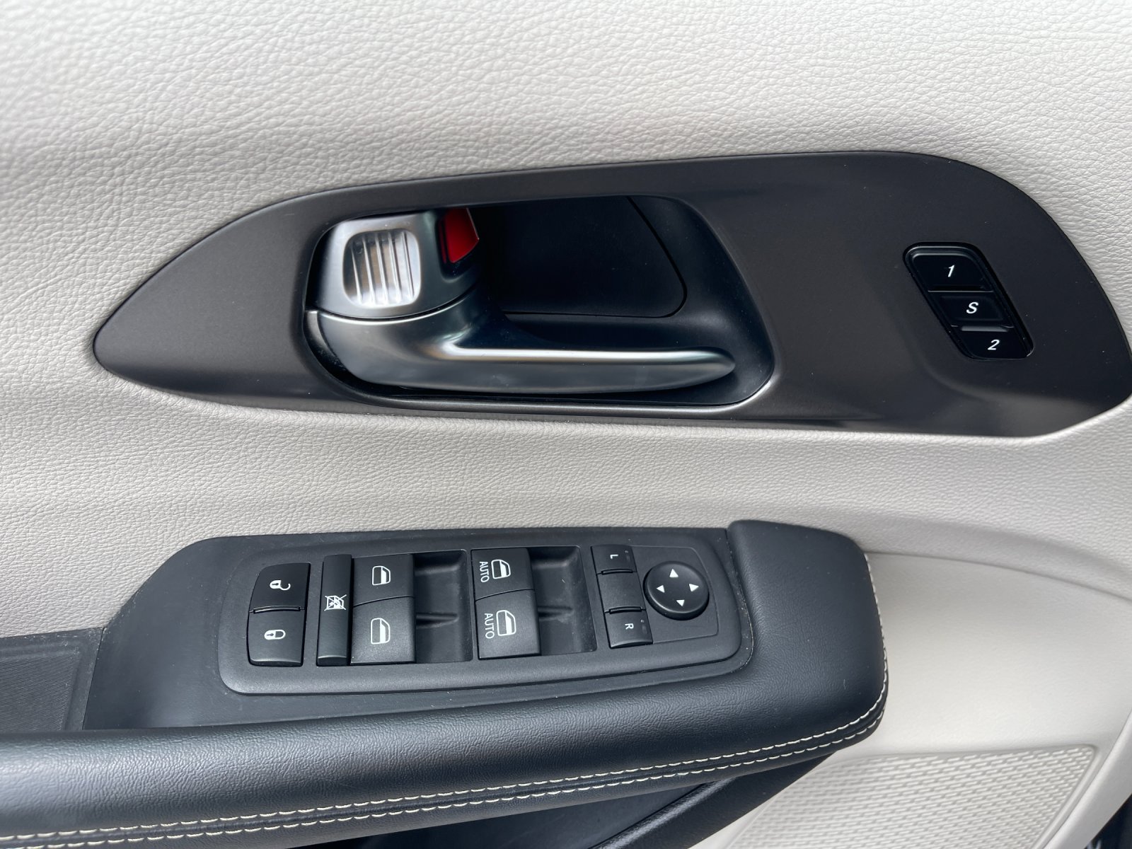 Used 2023 Black Chrysler Touring L image 13