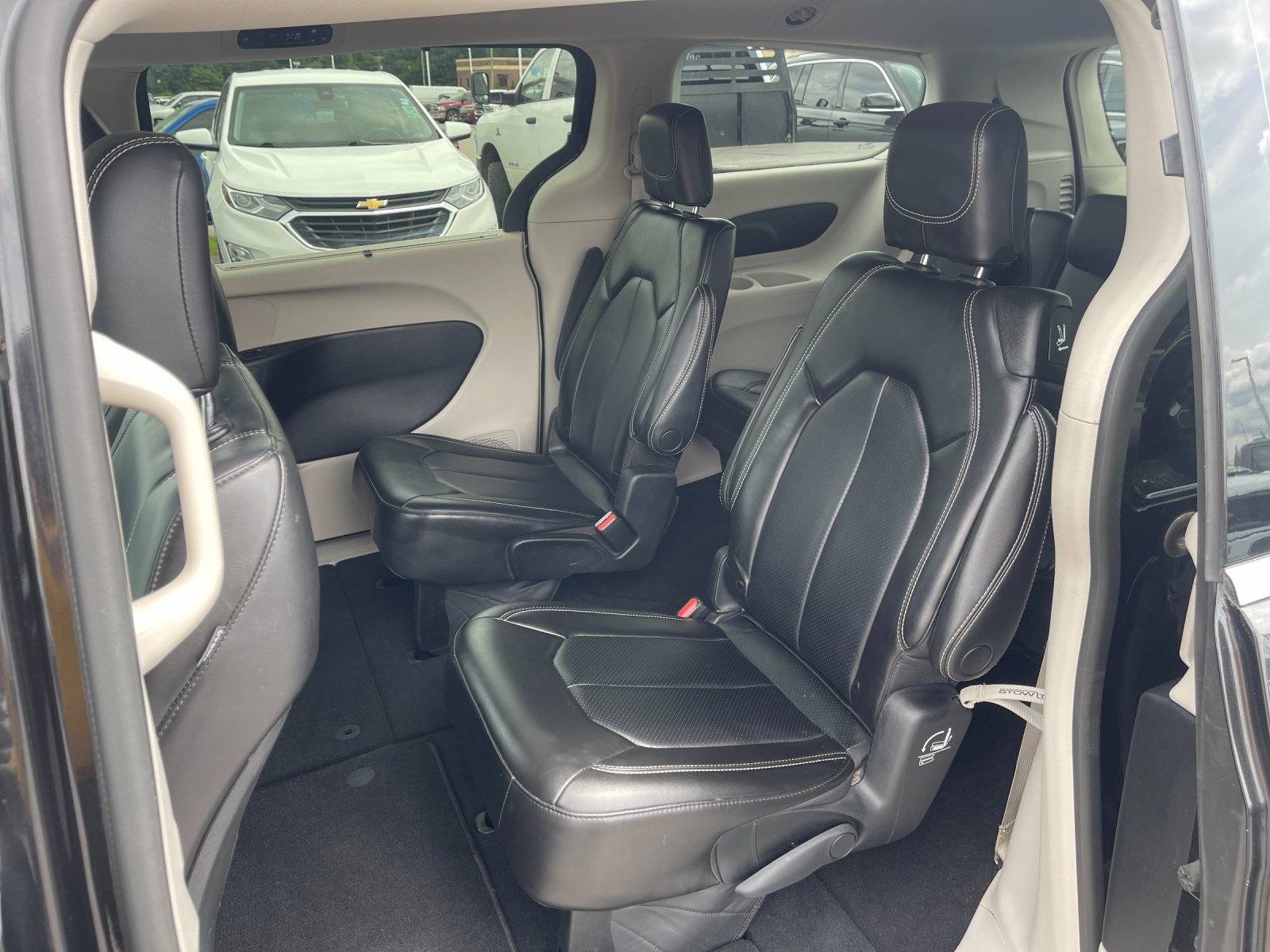 Used 2023 Black Chrysler Touring L image 14
