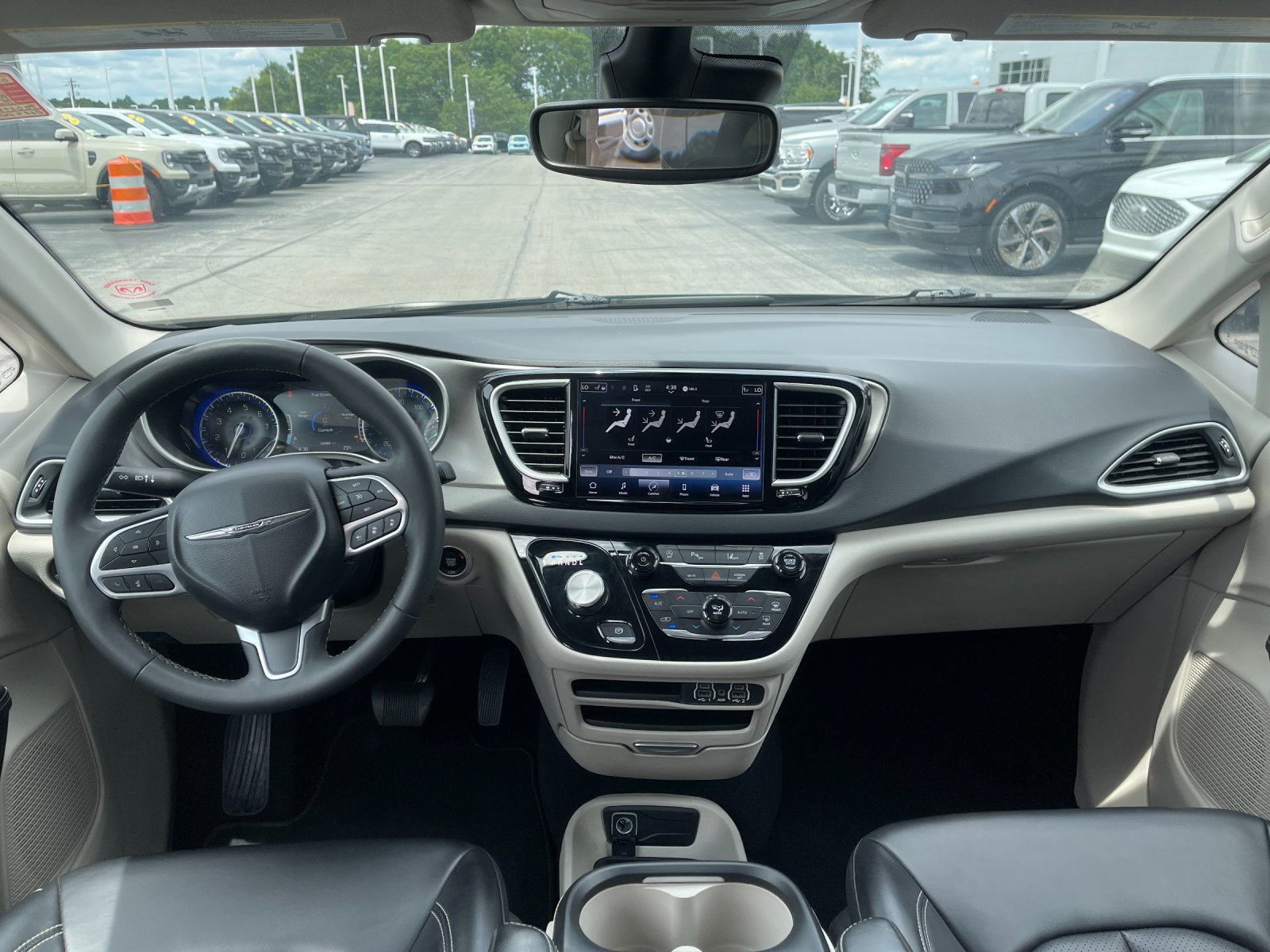 Used 2023 Black Chrysler Touring L image 15