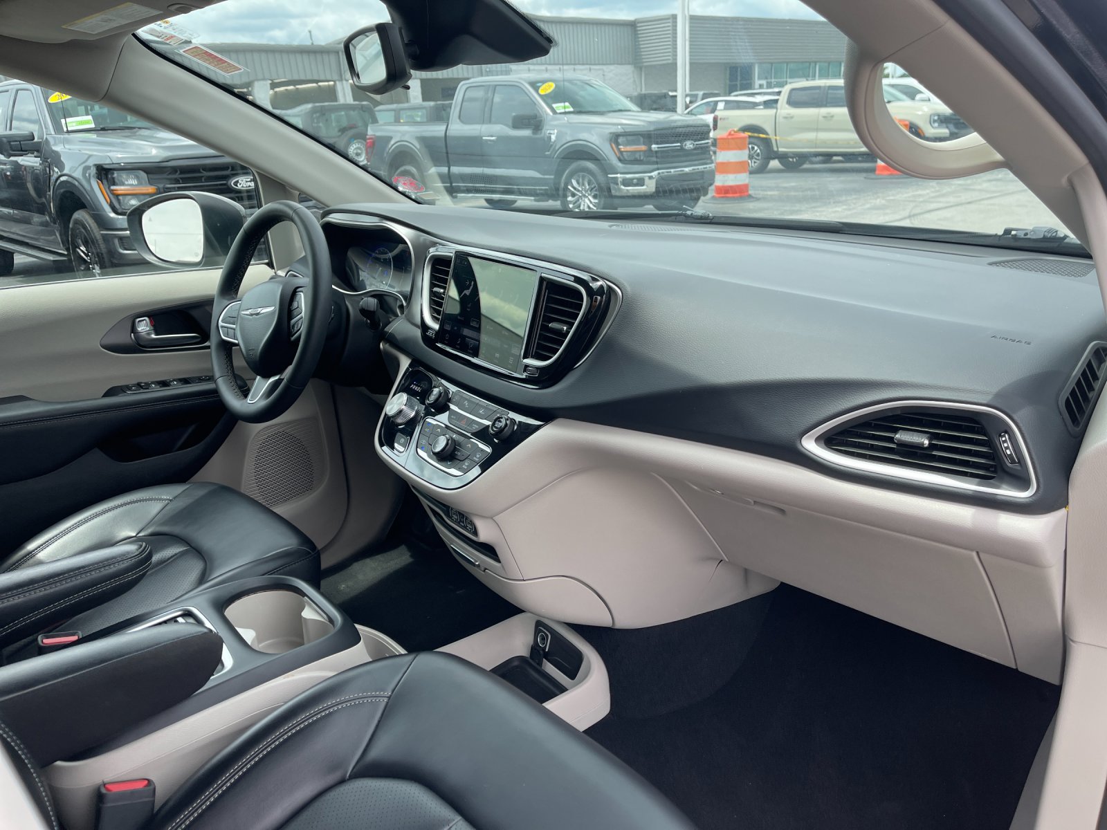 Used 2023 Black Chrysler Touring L image 19