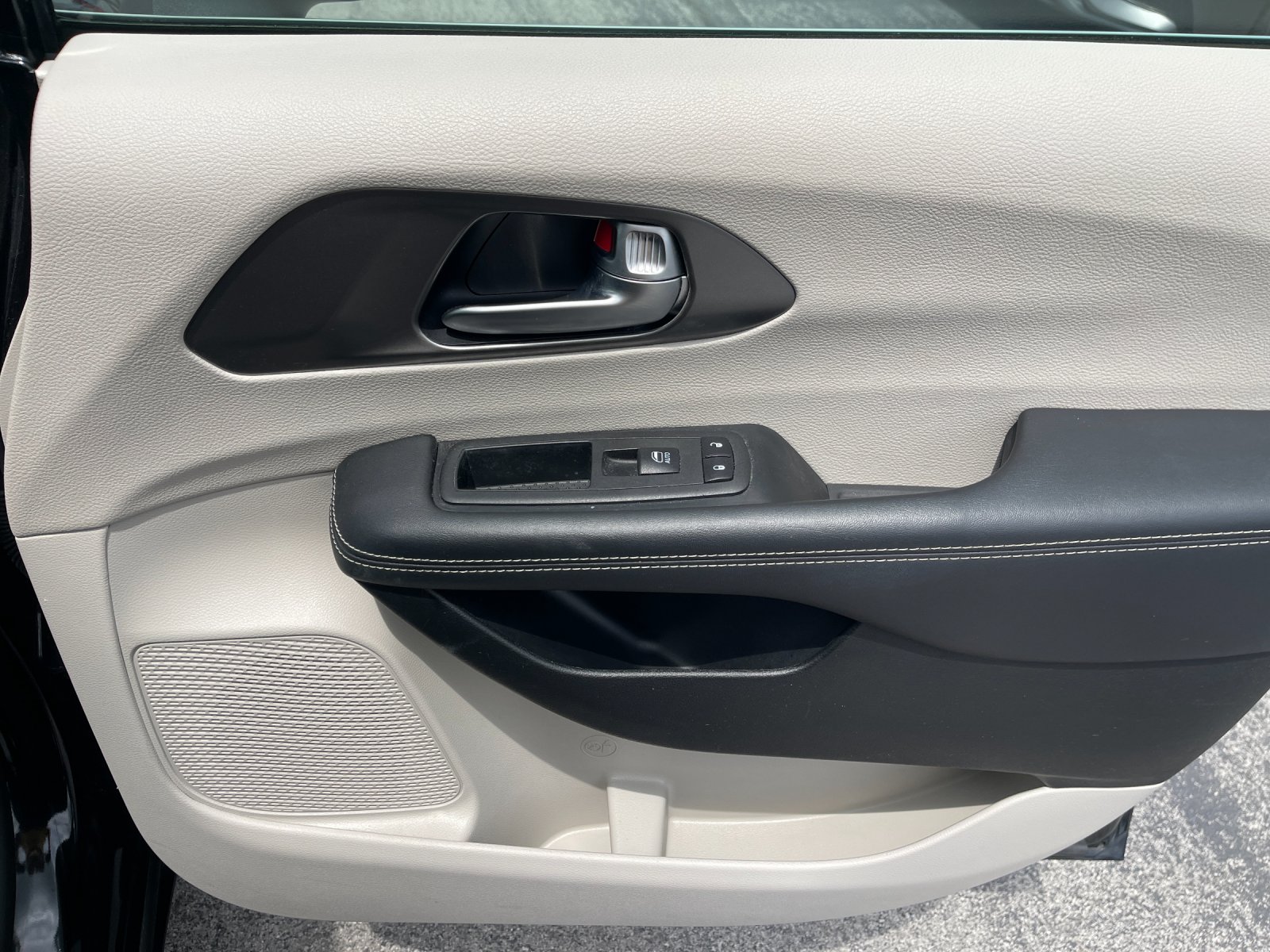 Used 2023 Black Chrysler Touring L image 20