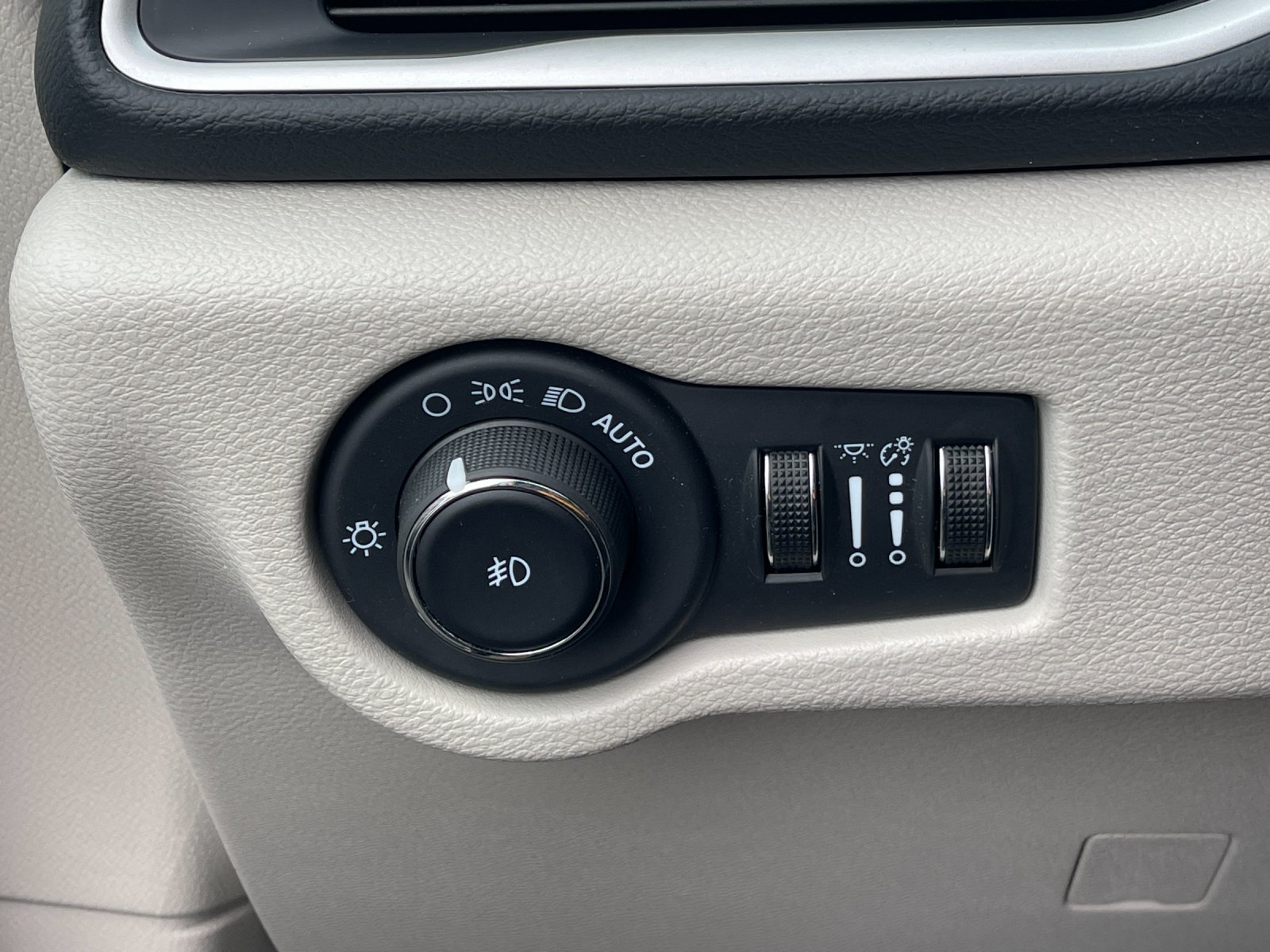 Used 2023 Black Chrysler Touring L image 31