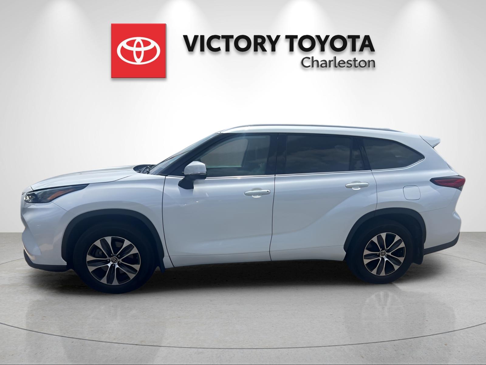 Used 2022 Beige Toyota XLE image 2
