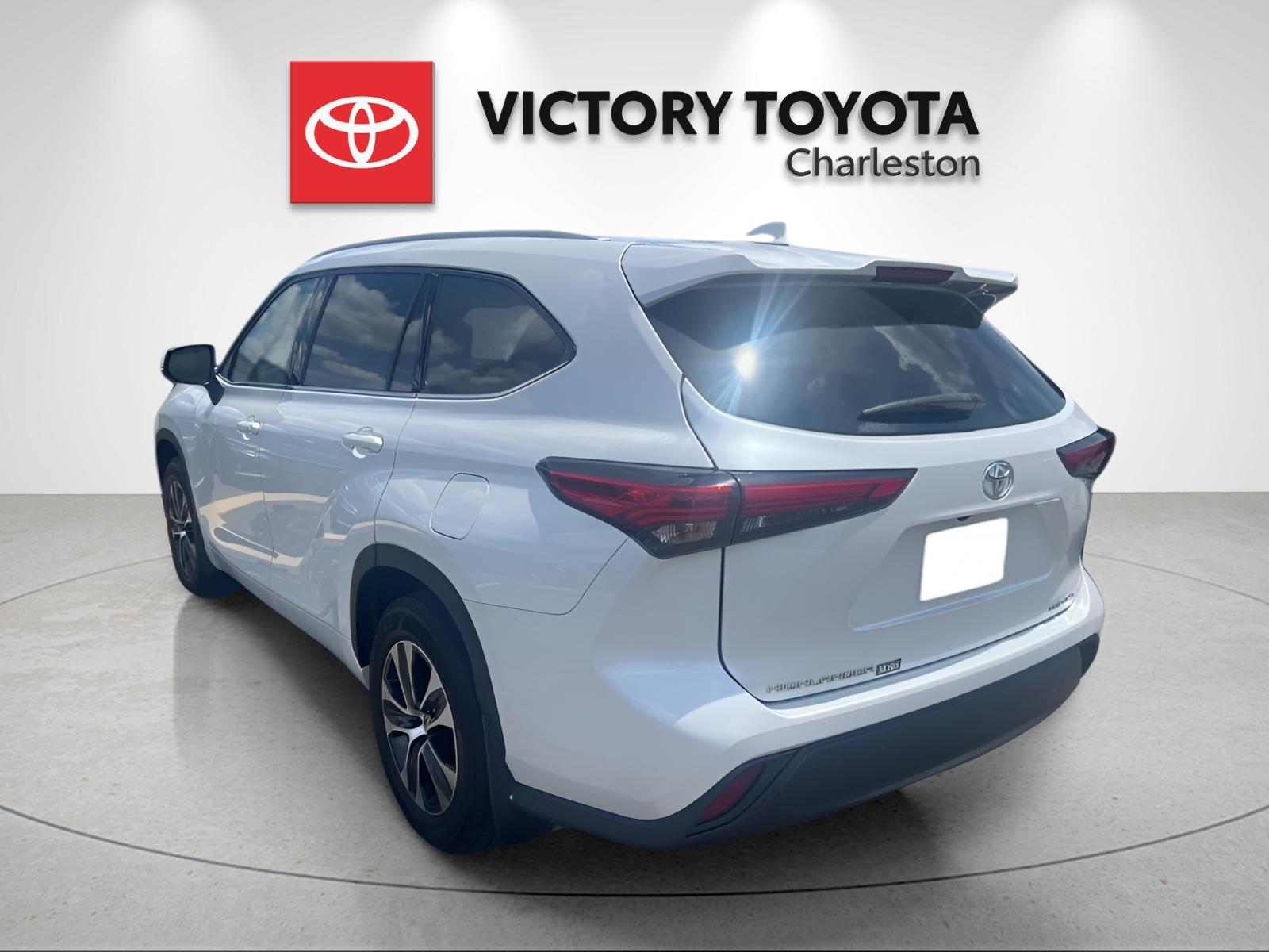 Used 2022 Beige Toyota XLE image 3
