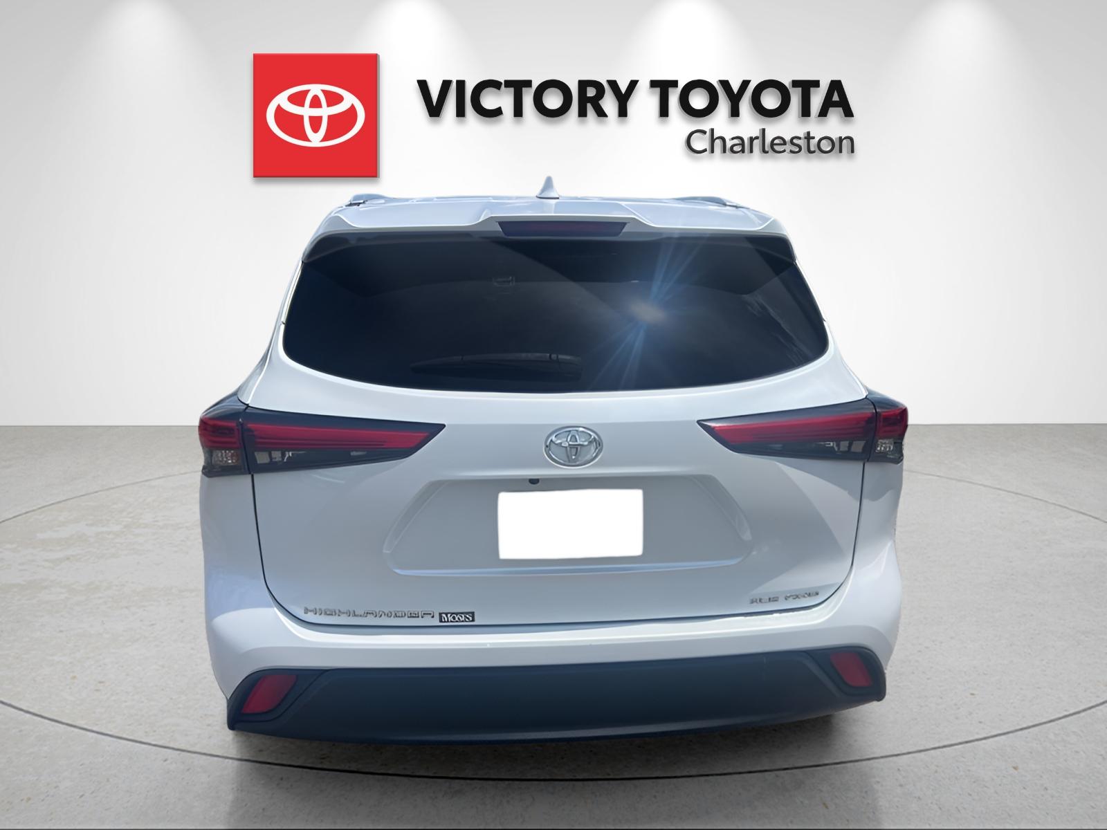 Used 2022 Beige Toyota XLE image 4