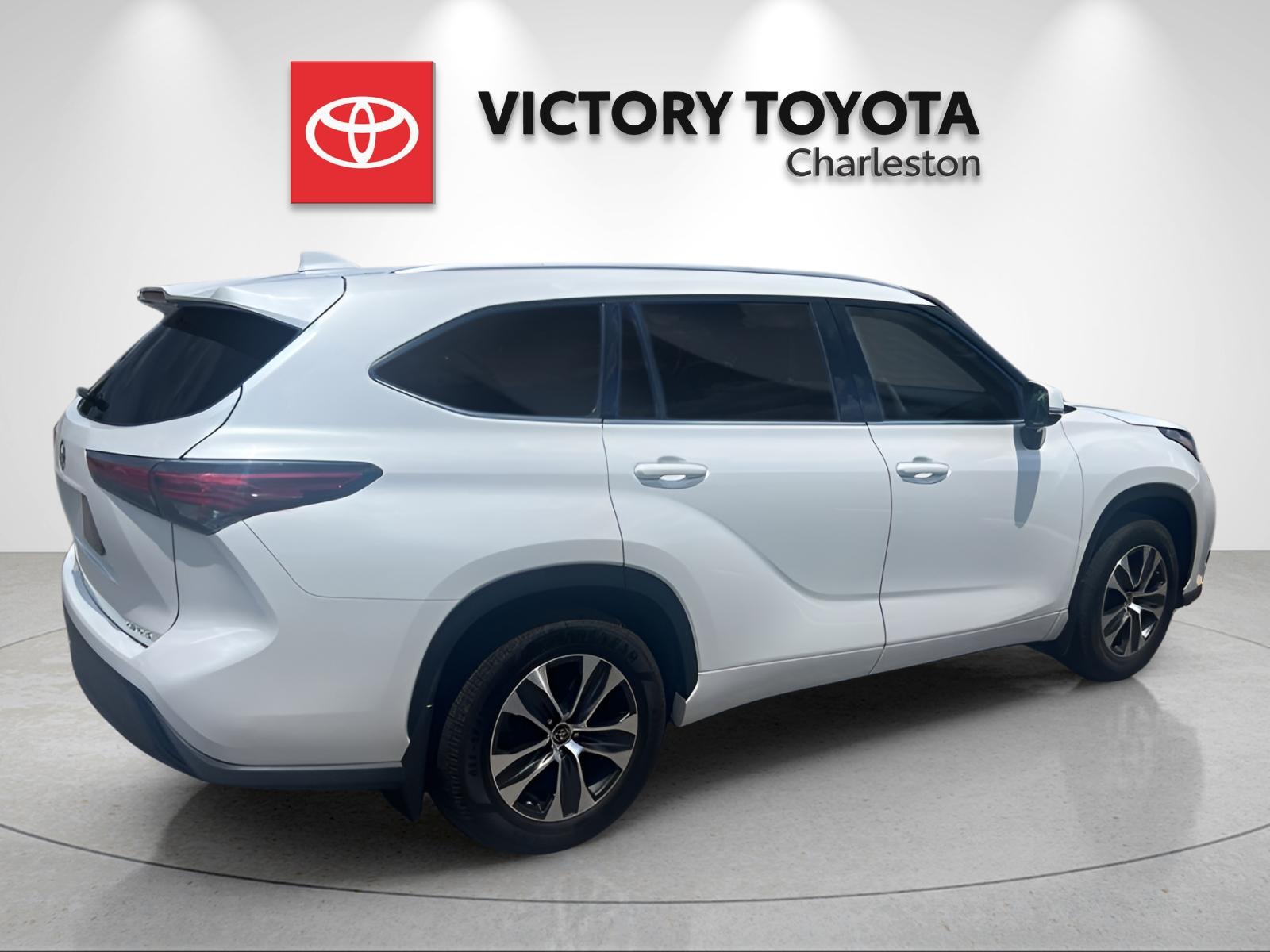 Used 2022 Beige Toyota XLE image 6