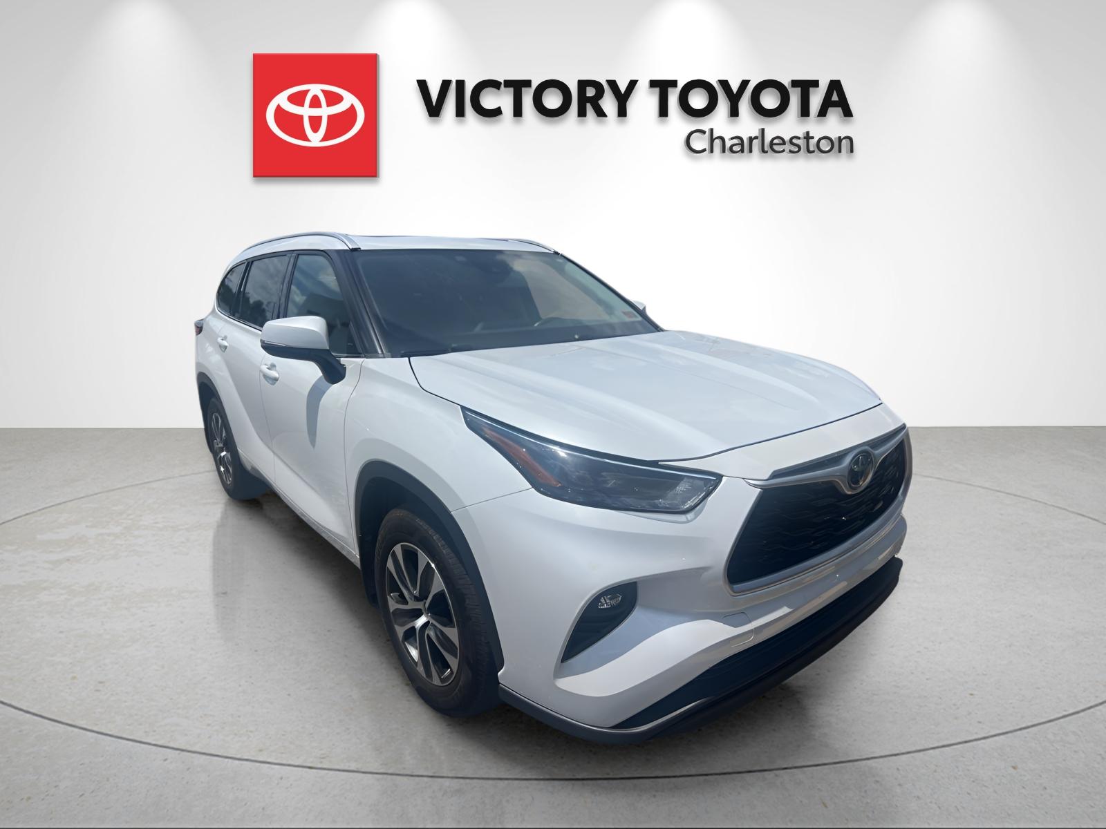 Used 2022 Beige Toyota XLE image 5