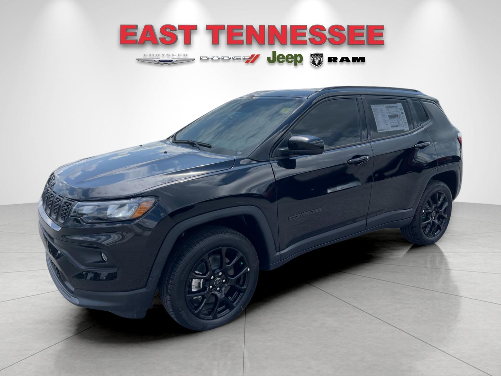 New 2026 Diamond Black Crystal Pearl-Coat Exterior Paint Jeep Latitude image 7