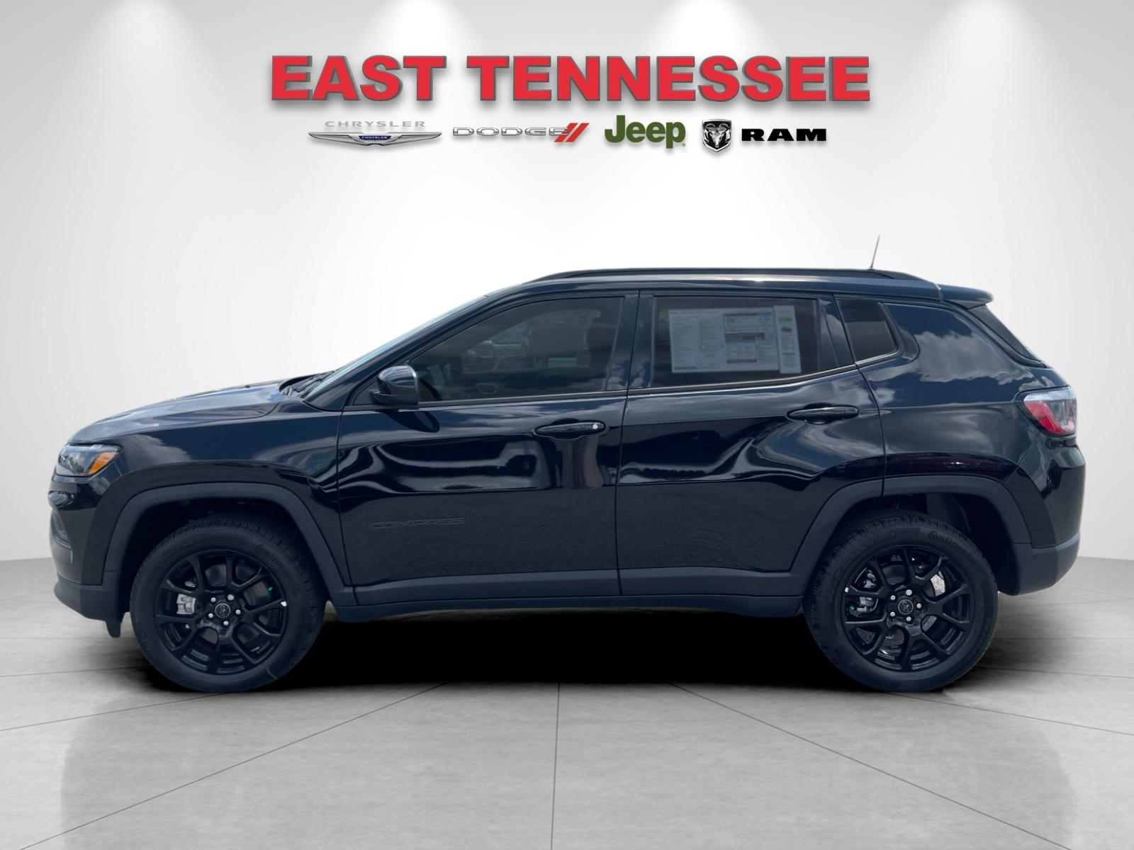 New 2026 Diamond Black Crystal Pearl-Coat Exterior Paint Jeep Latitude image 6