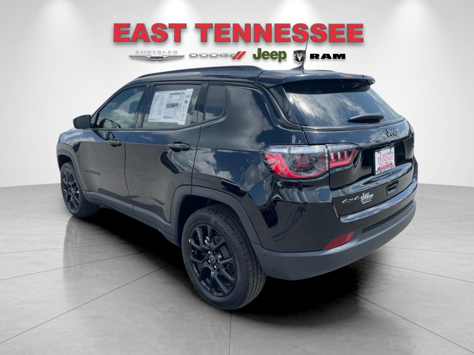 New 2026 Diamond Black Crystal Pearl-Coat Exterior Paint Jeep Latitude image 5