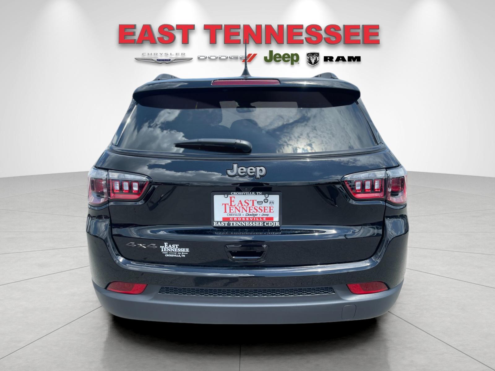 New 2026 Diamond Black Crystal Pearl-Coat Exterior Paint Jeep Latitude image 4