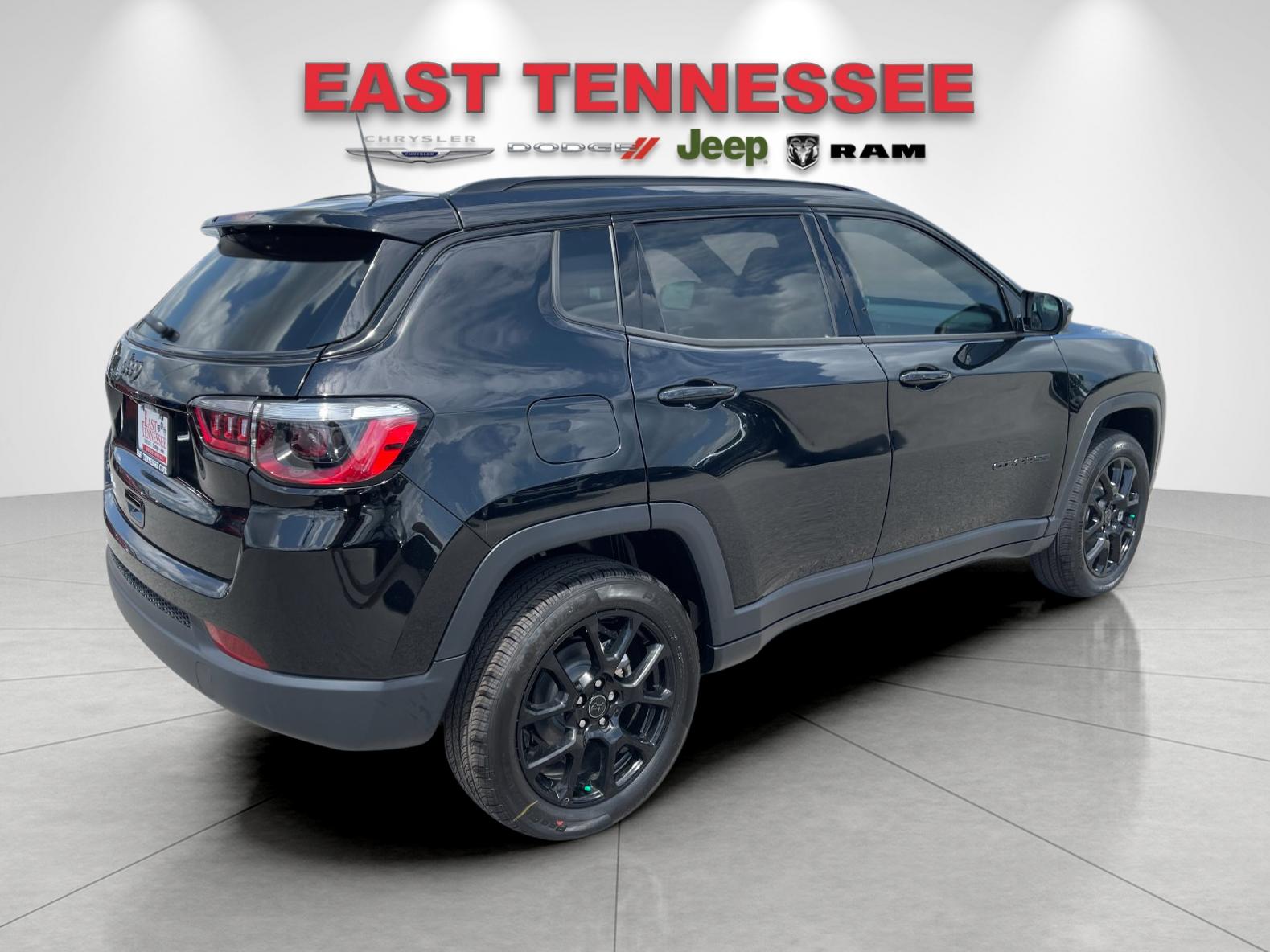 New 2026 Diamond Black Crystal Pearl-Coat Exterior Paint Jeep Latitude image 3