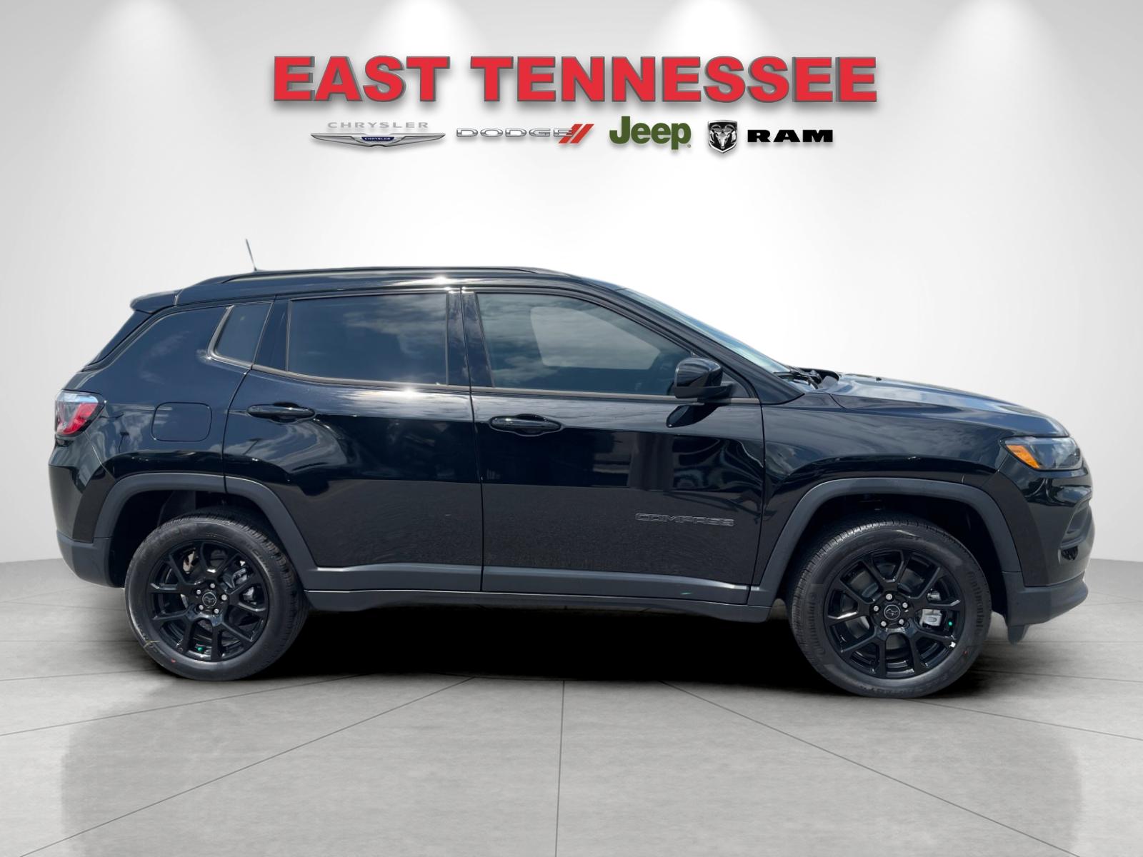 New 2026 Diamond Black Crystal Pearl-Coat Exterior Paint Jeep Latitude image 2