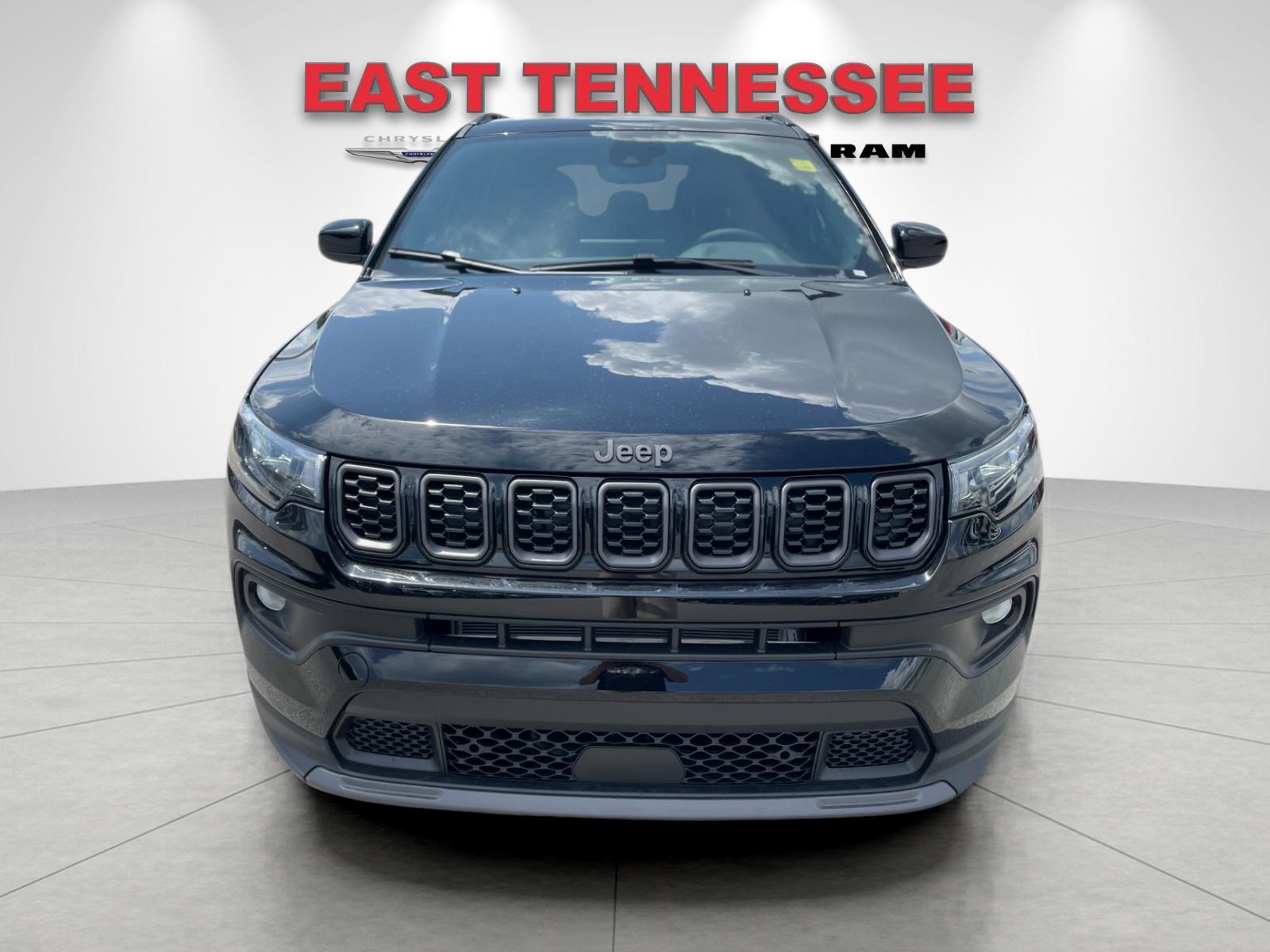 New 2026 Diamond Black Crystal Pearl-Coat Exterior Paint Jeep Latitude image 8