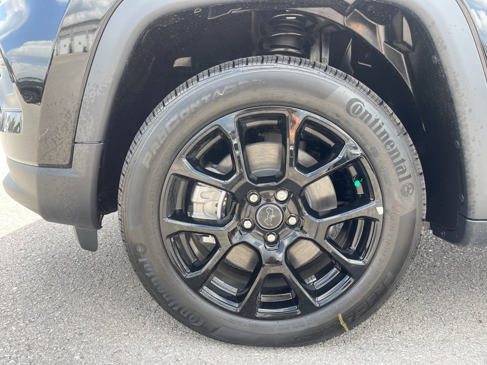 New 2026 Diamond Black Crystal Pearl-Coat Exterior Paint Jeep Latitude image 30