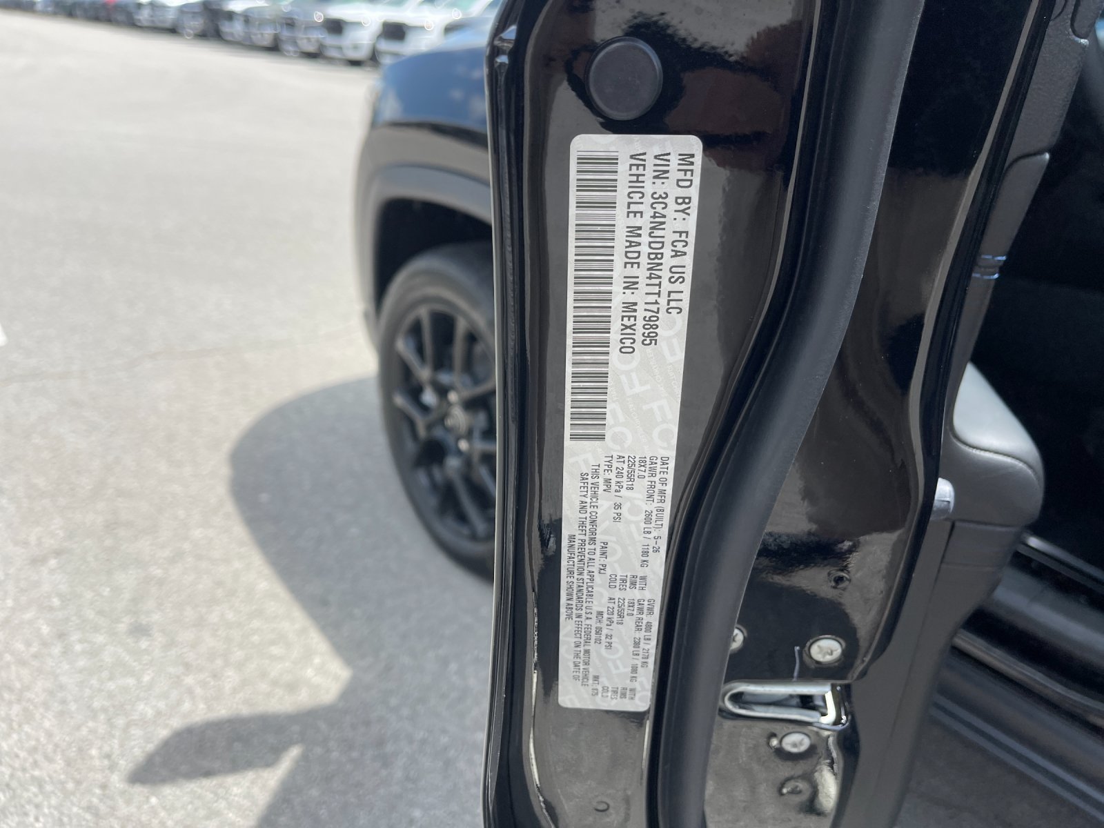 New 2026 Diamond Black Crystal Pearl-Coat Exterior Paint Jeep Latitude image 31
