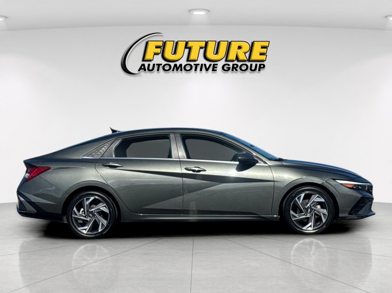 Used 2025 Gray Hyundai SEL Convenience image 2