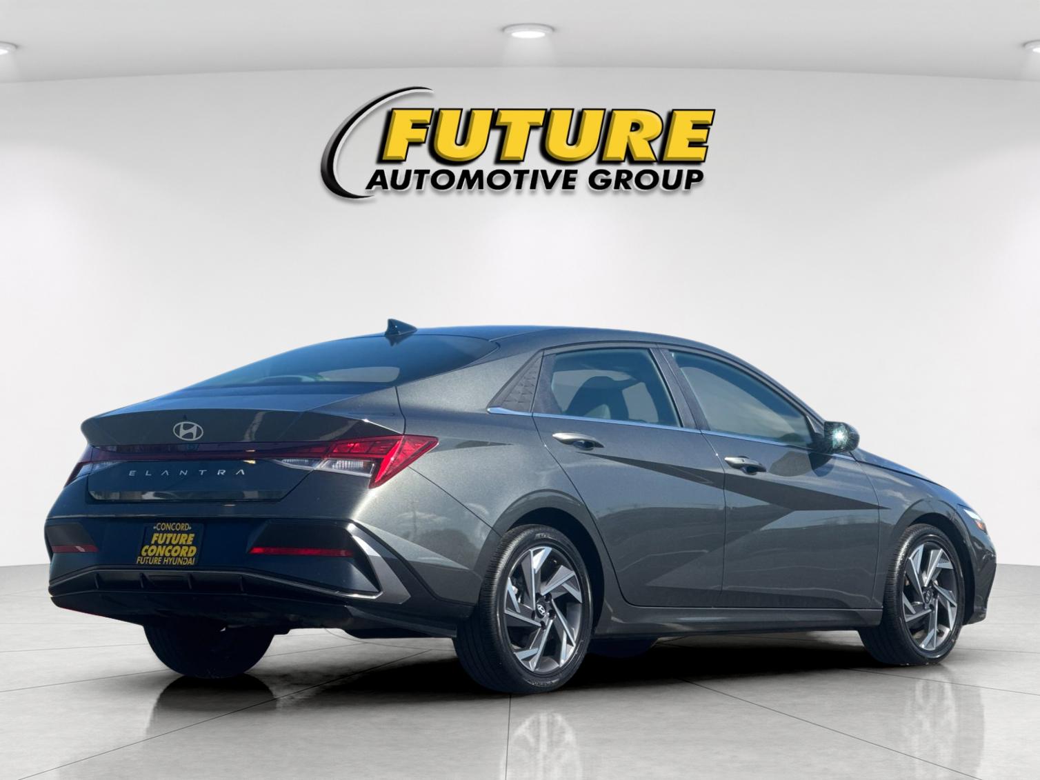 Used 2025 Gray Hyundai SEL Convenience image 3