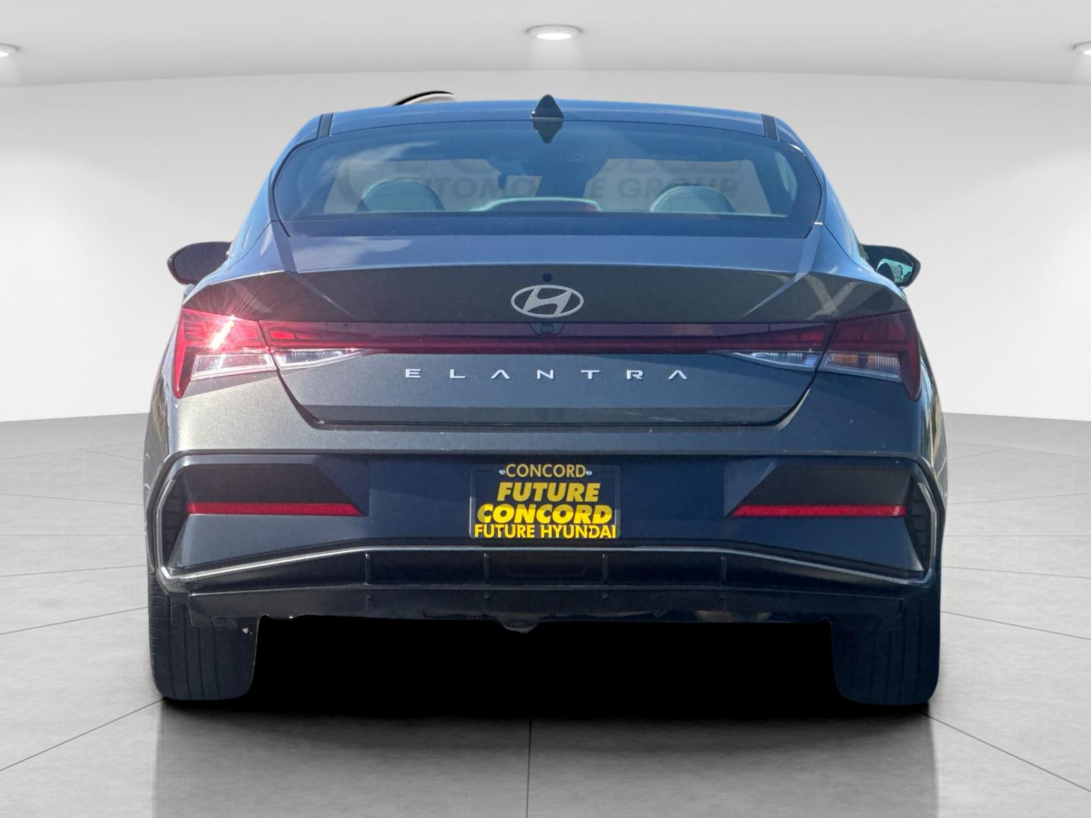 Used 2025 Gray Hyundai SEL Convenience image 4