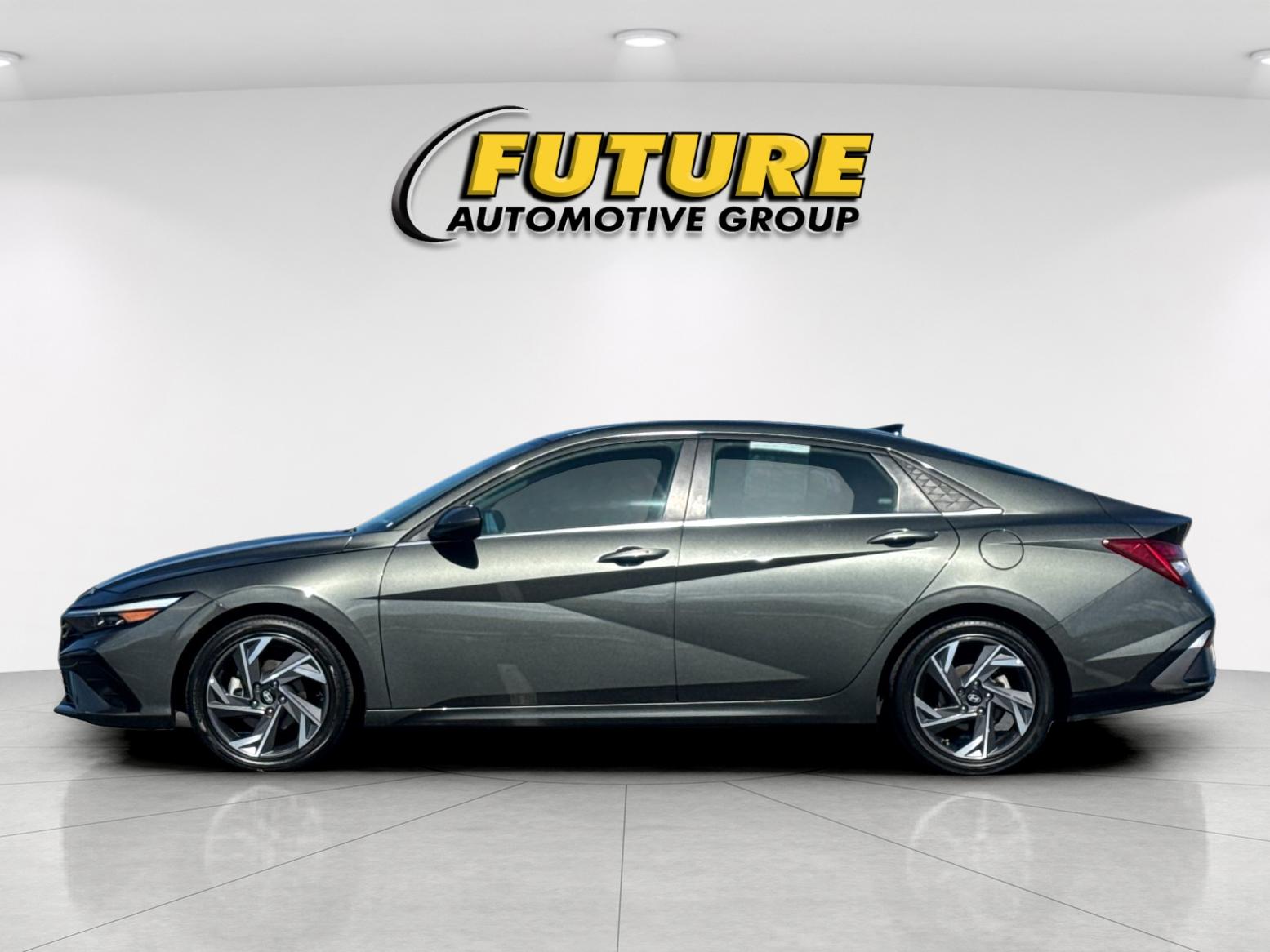 Used 2025 Gray Hyundai SEL Convenience image 6