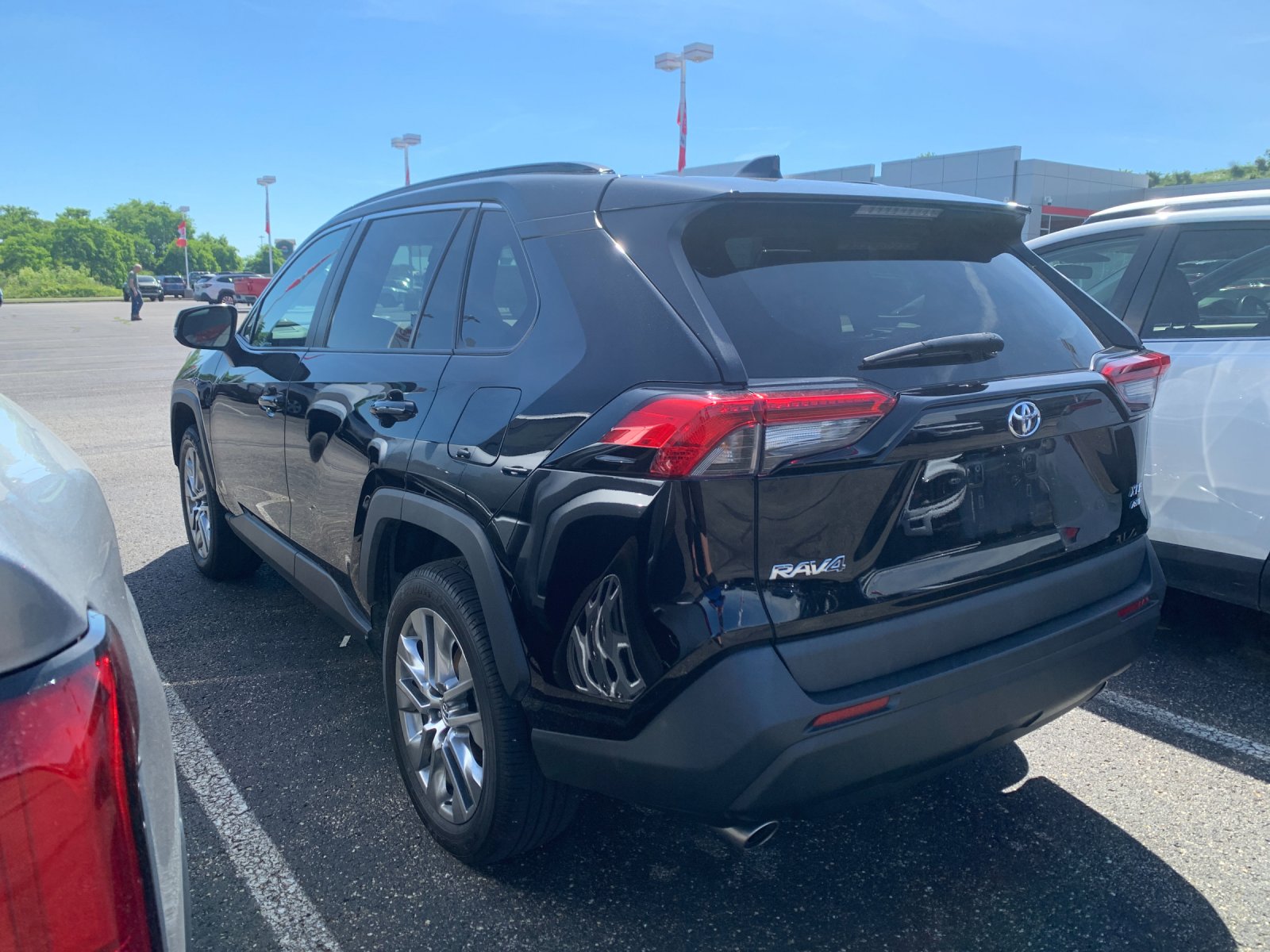 Used 2020 Black Toyota XLE Premium image 4