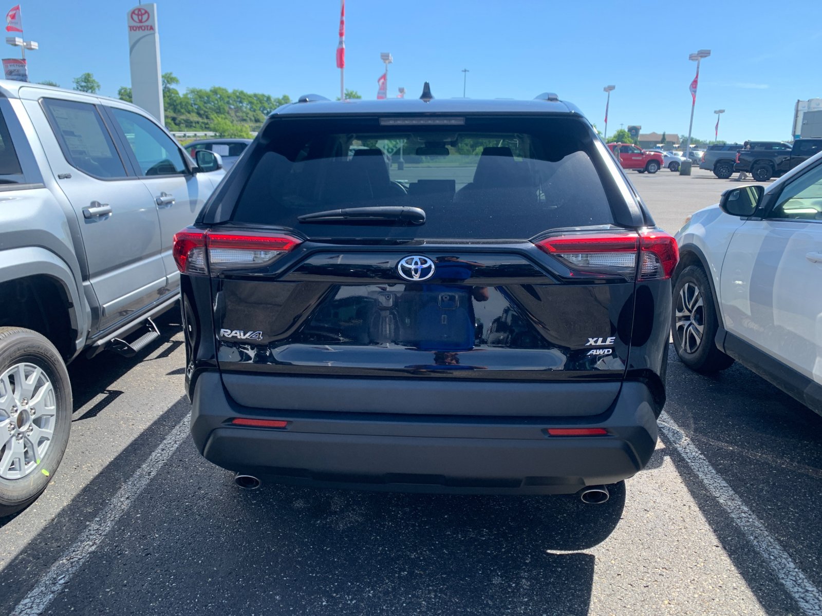 Used 2020 Black Toyota XLE Premium image 3