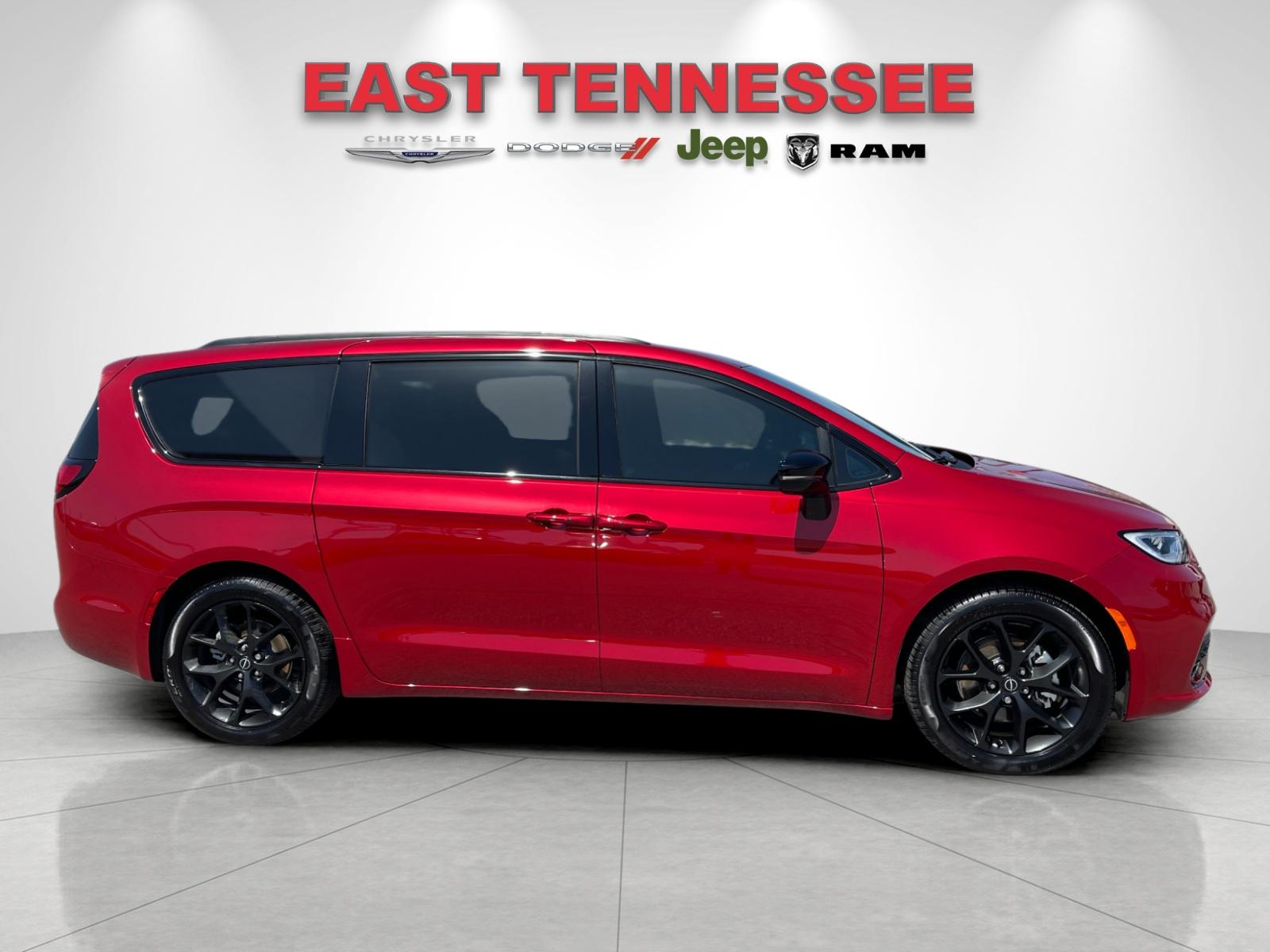 Used 2026 Red Chrysler Limited image 2