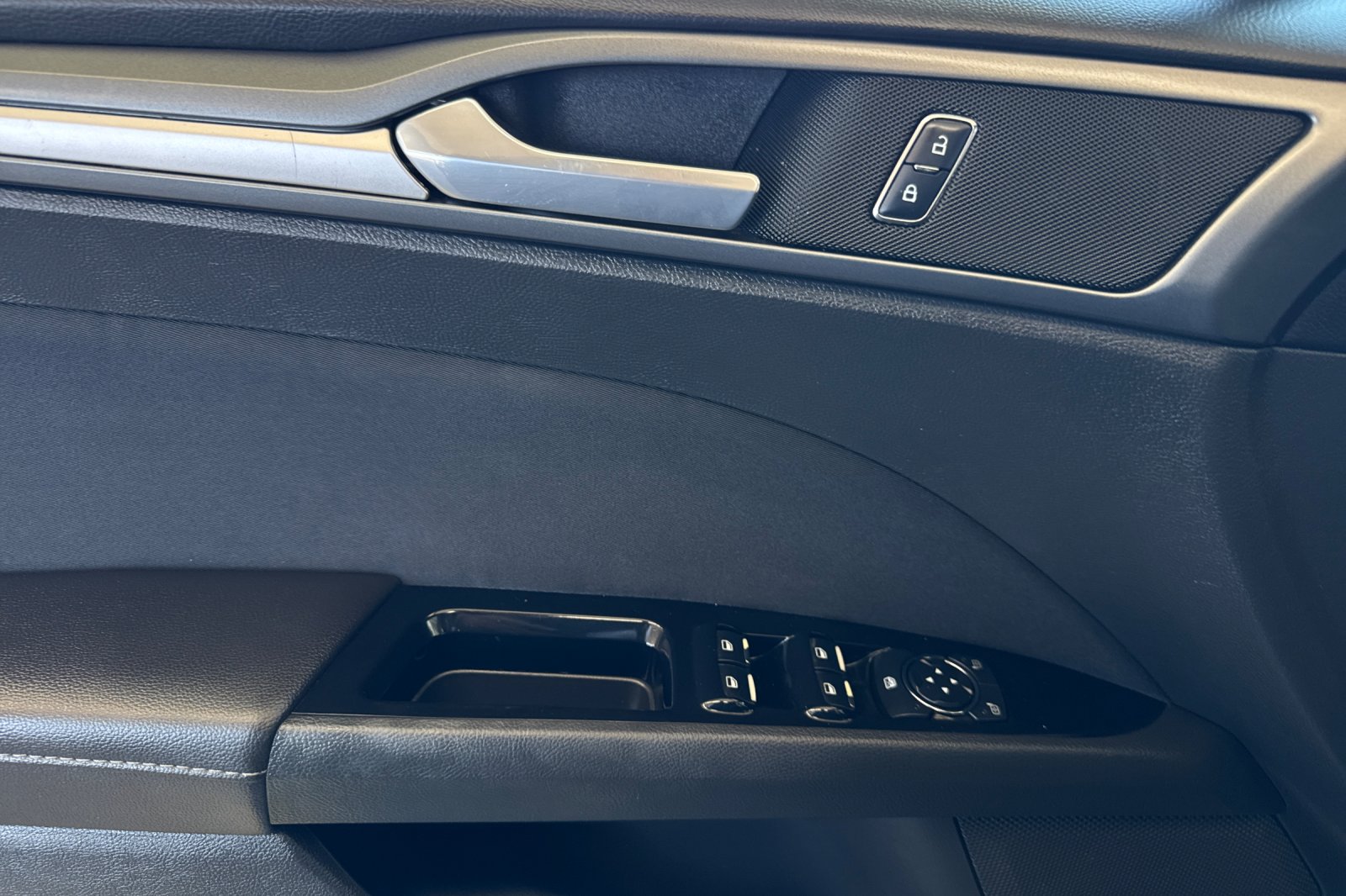 Used 2015 Magnetic Ford SE image 11