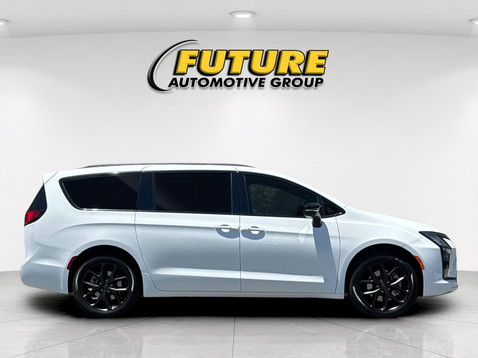 New 2027 Bright White Clear-Coat Exterior Paint Chrysler Limited image 3