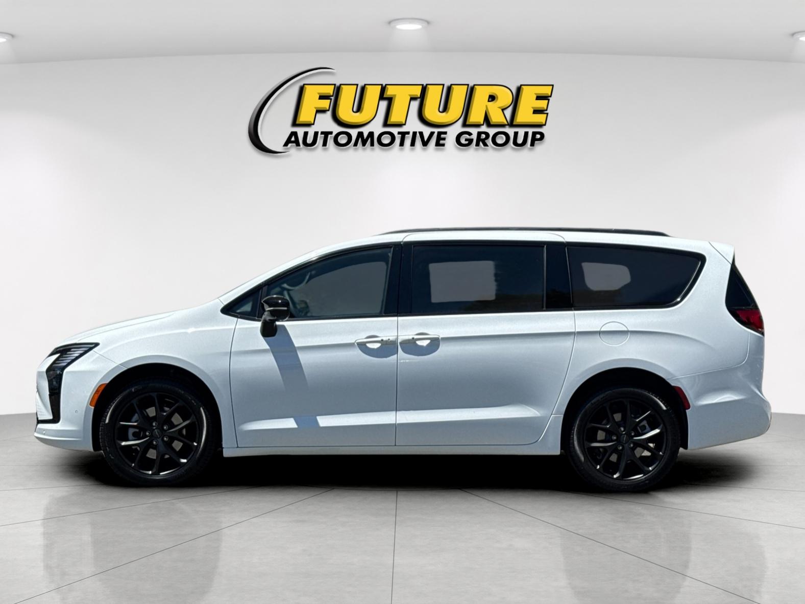 New 2027 Bright White Clear-Coat Exterior Paint Chrysler Limited image 7