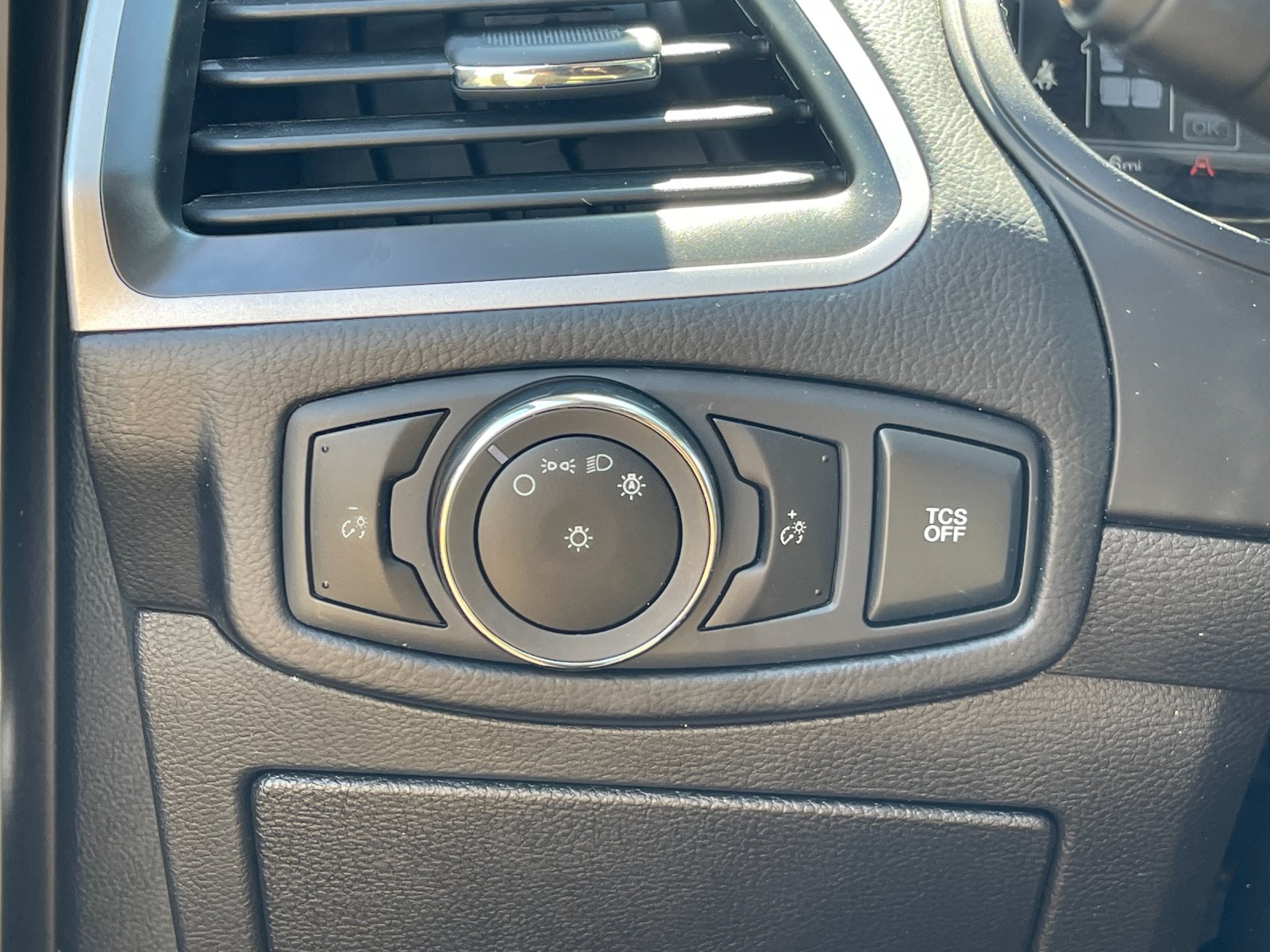 Used 2024 White Ford SE image 30