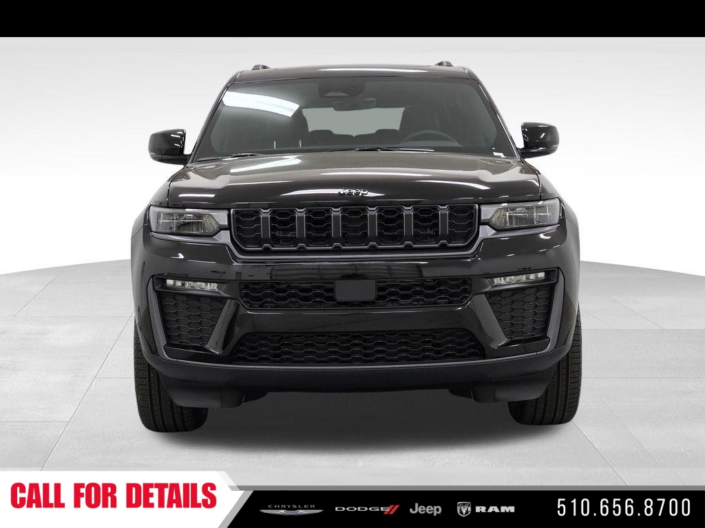 New 2026 Diamond Black Crystal Pearl-Coat Exterior Paint Jeep Limited image 2