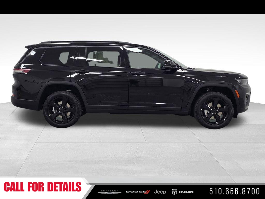 New 2026 Diamond Black Crystal Pearl-Coat Exterior Paint Jeep Limited image 4
