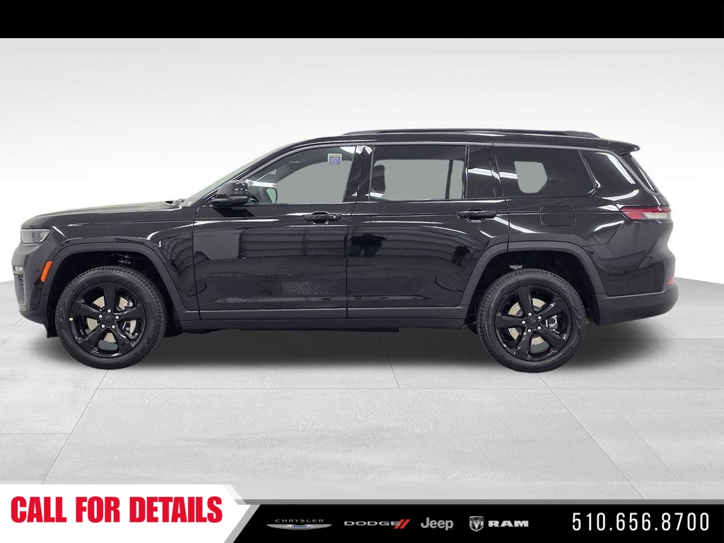 New 2026 Diamond Black Crystal Pearl-Coat Exterior Paint Jeep Limited image 8
