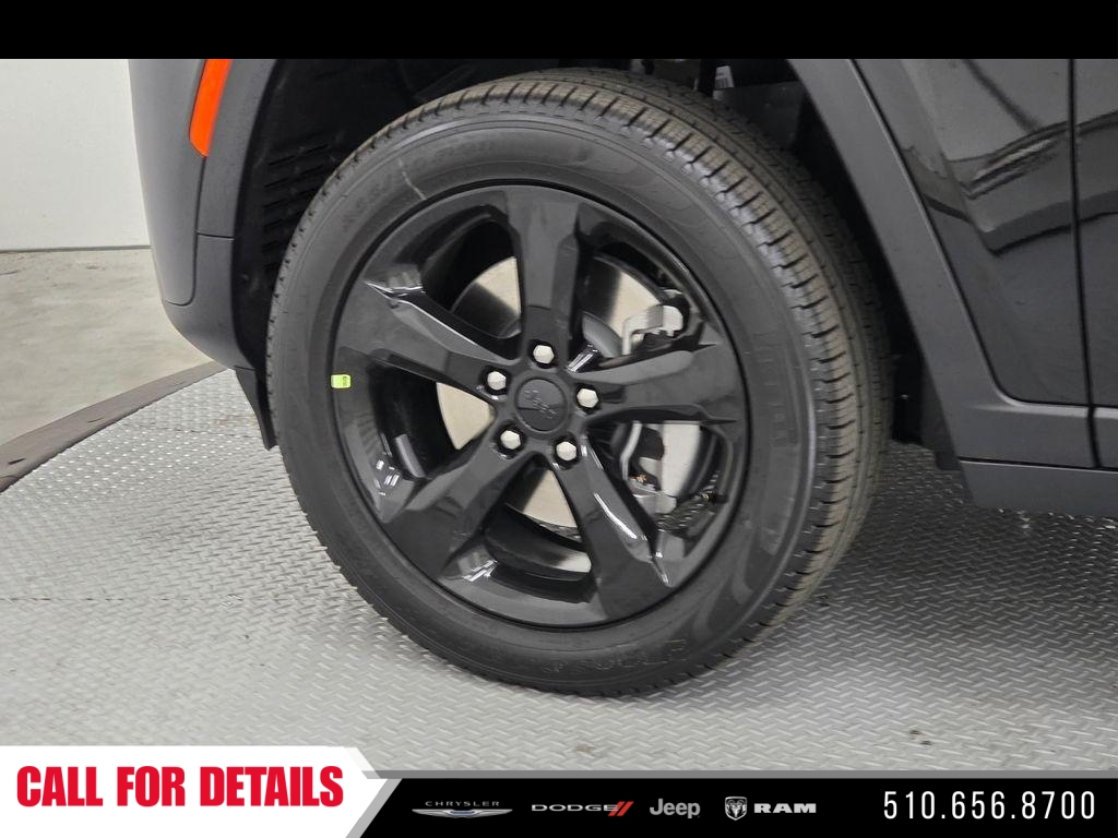 New 2026 Diamond Black Crystal Pearl-Coat Exterior Paint Jeep Limited image 9
