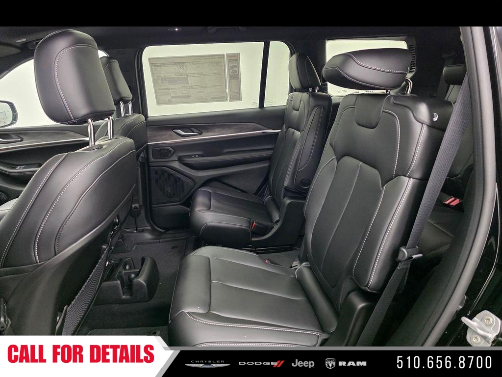 New 2026 Diamond Black Crystal Pearl-Coat Exterior Paint Jeep Limited image 11