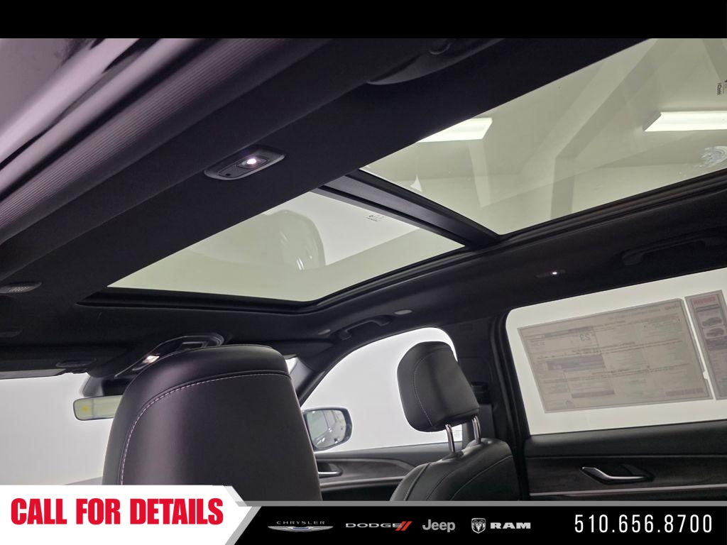 New 2026 Diamond Black Crystal Pearl-Coat Exterior Paint Jeep Limited image 12