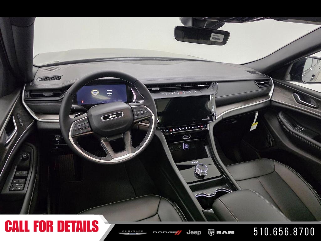 New 2026 Diamond Black Crystal Pearl-Coat Exterior Paint Jeep Limited image 13