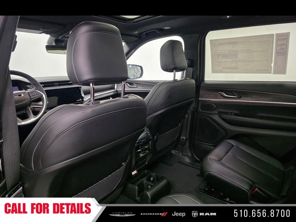 New 2026 Diamond Black Crystal Pearl-Coat Exterior Paint Jeep Limited image 14