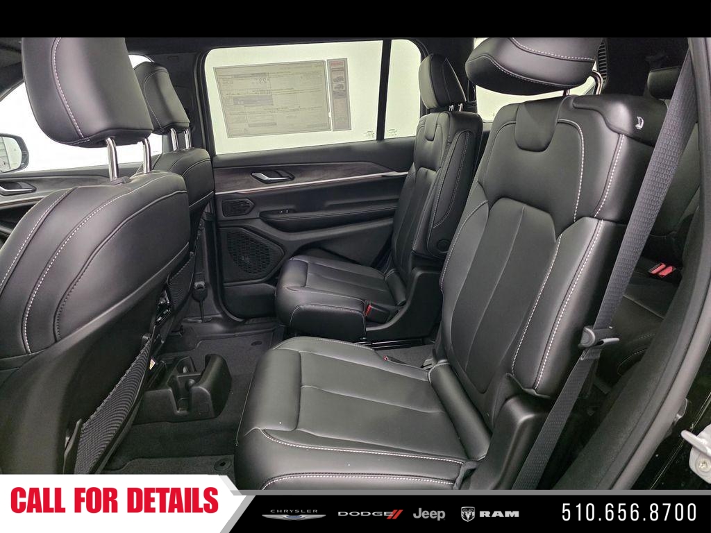 New 2026 Diamond Black Crystal Pearl-Coat Exterior Paint Jeep Limited image 15