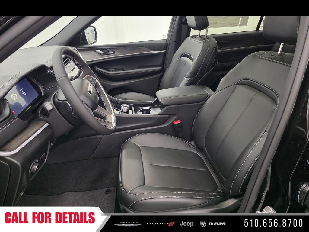 New 2026 Diamond Black Crystal Pearl-Coat Exterior Paint Jeep Limited image 17