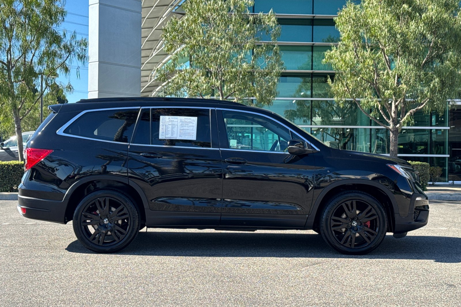 Certified Used 2021 Crystal Black Pearl Honda 2WD SE image 3