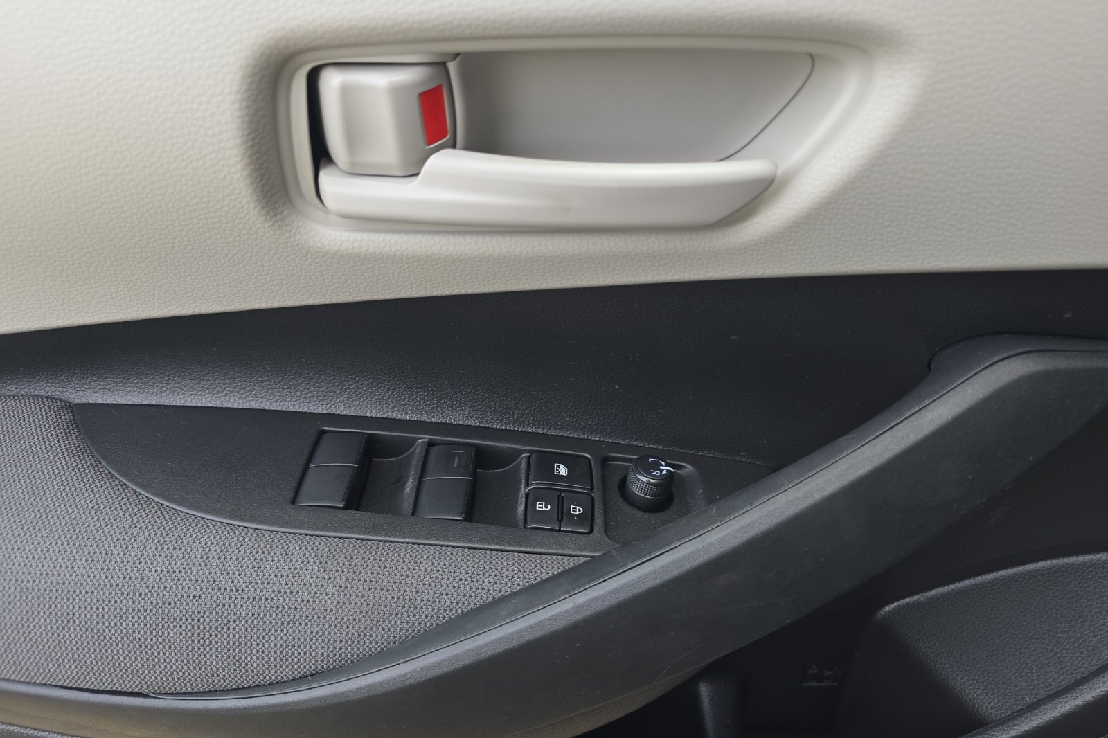 Used 2025  Toyota LE image 8