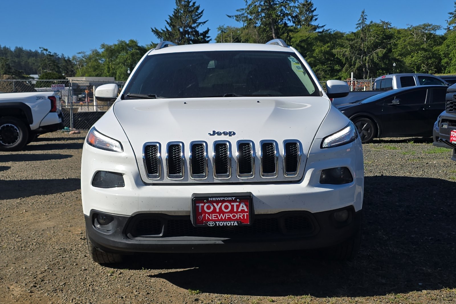 Used 2018 White Jeep Latitude Plus image 3