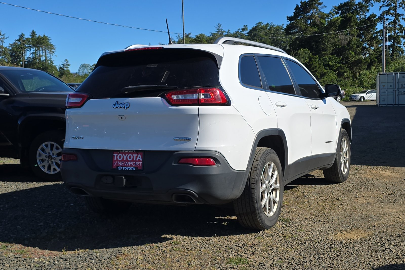 Used 2018 White Jeep Latitude Plus image 5