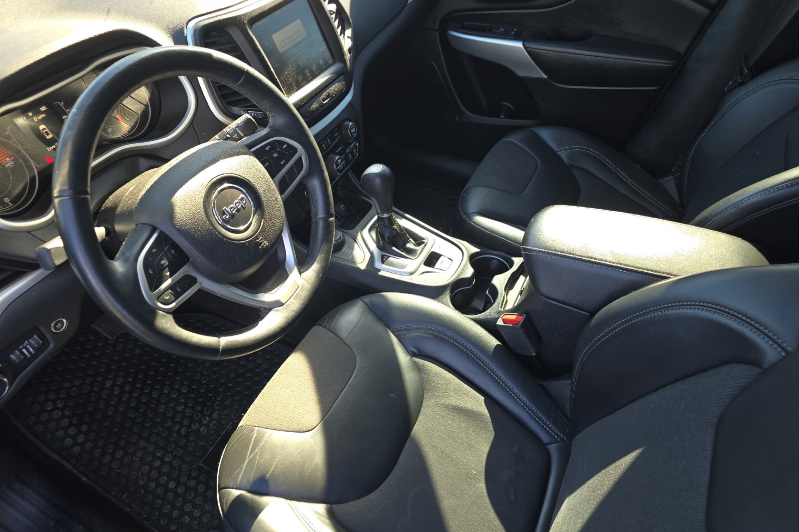 Used 2018 White Jeep Latitude Plus image 7